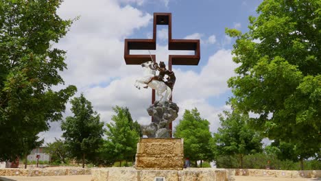 Imágenes-Estáticas-De-La-Escultura-Del-Rey-Que-Viene,-Estatua-Y-Cruz-De-Los-Jardines-De-Oración-Ubicadas-En-Kerrville,-Texas