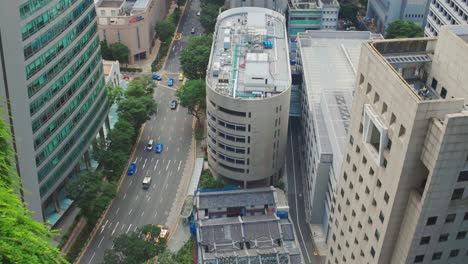 Toma-Aérea-De-Una-Concurrida-Autopista-Y-Edificios-En-La-Ciudad-De-Singapur.