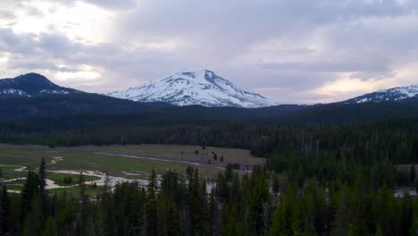 South-Sister-Mountain-Auf-Dem-Cascade-Lakes-Highway-In-Der-Dämmerung-An-Einem-Schönen-Sommerabend