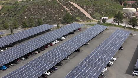 Estructura-De-Estacionamiento-Con-Paneles-Solares-Energía-Sostenible---Antena-Ascendente