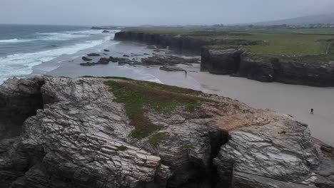 Gran-Formación-Rocosa-Como-Catedrais,-Catedrales-Playa-Norte-De-España-Drone,aéreo