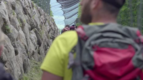 Wanderer-Gehen-Entlang-Eines-Teils-Des-Waalweges-In-Algund---Lagundo,-Südtirol,-Italien