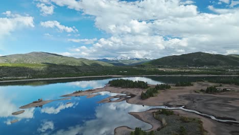 Wunderschöne-Malerische-Spiegelung-Von-Wolken-Und-Blauem-Himmel-In-Ruhigem-Wasser-In-Frisco,-Colorado