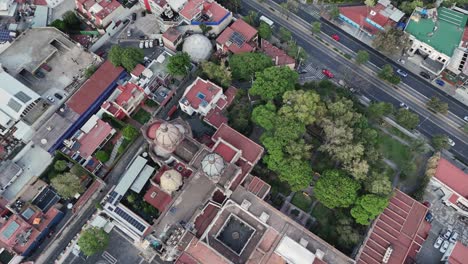 Vista-Aérea-De-Una-Iglesia-En-El-Sur-De-La-Ciudad-De-México