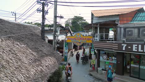 Tuk-Tuks-Fahren-Entlang-Einer-Schmalen-Fußgängerzone-Gesäumt-Von-Geschäften-Und-Häusern-Koh-Lipe-Asien