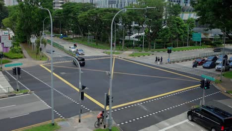 Draufsicht-Der-Kreuzung-An-Einem-Verkehrsknotenpunkt-In-Singapur