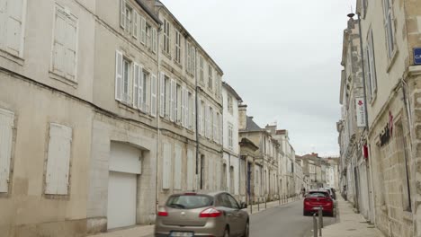 Vista-De-Perfil-De-Un-Centro-Histórico-Medieval-En-La-Rochelle,-Francia-Durante-El-Día.