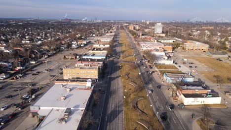 Flying-above-Fort-St-in-Lincoln-Park,-Michigan-on-a-sunny-evening