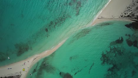 Eine-Sandige-Passage-Zwischen-Türkisfarbenem-Wasser-Bei-Cayo-De-Agua,-Los-Roques,-Luftaufnahme