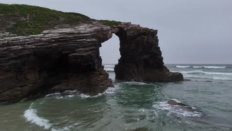 Felsbogen-Als-Catedrais,-Kathedralen-Strand-Nordspanien-Drohne,-Luftaufnahme