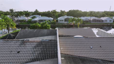 Toma-Aérea-En-Ascenso-Sobre-Un-Barrio-De-Lujo-Con-Piscina-Privada-Y-Muelle-Para-Barcos-En-Boca-Ratón,-Florida