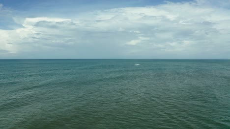 Jet-Ski-Anlage-Am-Strand-Selbst-Menschen-Genießen-Jet-Ski-Am-Strand