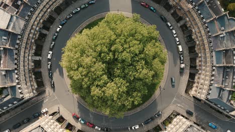 Aufsteigende-Vogelperspektive-Auf-Kreisförmige-Stadthäuser-In-Bath,-England-Bei-Sonnenuntergang