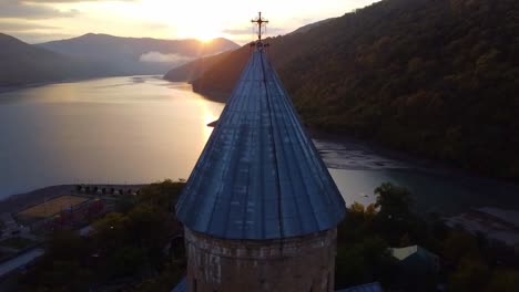 Salida-Del-Sol-En-La-Ciudad-Georgiana-De-Ananuri-Con-El-Lago-Y-La-Iglesia,-Temprano-En-La-Mañana