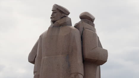 Timelapse-of-Statue-of-Latvian-Riflemen-in-Old-Riga,-Latvia