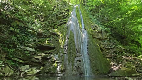 Explore-La-Naturaleza-Salvaje-Italiana-Con-Pequeñas-Y-Encantadoras-Cascadas-Rodeadas-De-Exuberante-Vegetación.