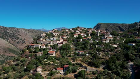 El-Sol-De-La-Mañana-Ilumina-Las-Hermosas-Casas-Del-Panorámico-Pueblo-Mediterráneo-Que-Se-Eleva-Sobre-Una-Colina-Rocosa-En-Albania.