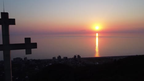 Kreuz-Mit-Sonnenuntergang-Im-Hintergrund,-Gonio,-Georgien,-Schwarzes-Meer,-Wunderschöner-Sonnenuntergang-über-Dem-Meer