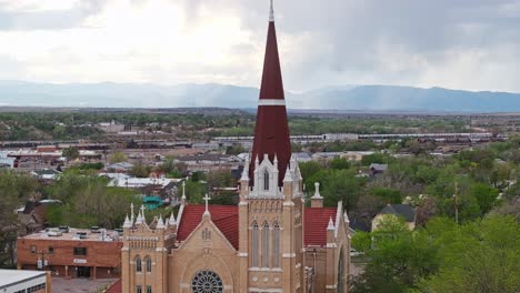 Drone-Asciende-Frente-A-Ventanas-Arqueadas-A-Lo-Largo-De-La-Torre-Hasta-Cruzar-La-Catedral-En-Pueblo-Colorado