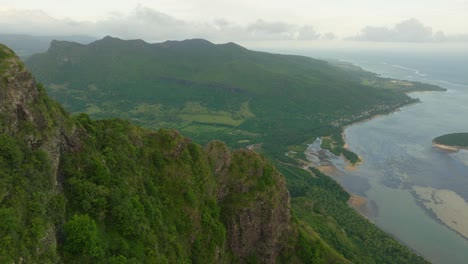 Toma-De-Drone-De-La-Cruz-En-La-Cima-Del-Sendero-Le-Morne-Brabant