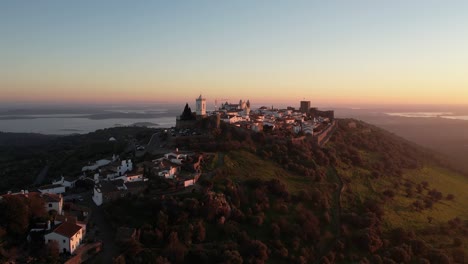 Puesta-De-Sol-Sobre-El-Pueblo-Medieval-Monsaraz