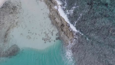 Vista-Aérea-De-Aguas-Turquesas-Y-Arrecifes-De-Coral-En-Los-Roques,-Venezuela