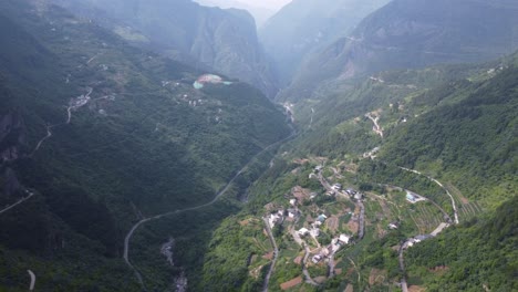 Taking-a-top-down-view-of-mountain-villages-and-rivers-in-the-mountainous-area