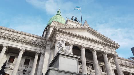 Nahaufnahme-Der-Säulen-Und-Des-Daches-Des-Historischen-Nationalkongressgebäudes-In-Buenos-Aires