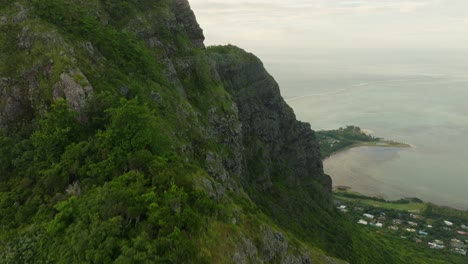 Drone-Volando-Hacia-La-Cima-De-Le-Morne-Brabant