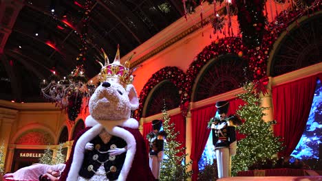 Decoración-Navideña-Tradicional-Y-Tema-En-El-Jardín-Botánico-Del-Hotel-Casino-Bellagio,-Las-Vegas,-EE.UU.