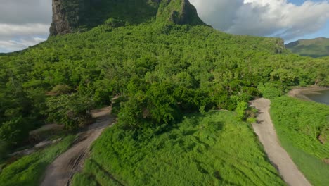 Drone-Volando-Hacia-El-Famoso-Monumento-Le-Morne-Brabant-En-Mauricio