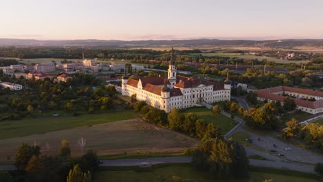 Vista-Aérea-Del-Monumento-Histórico-Del-Monasterio-De-Olomouc