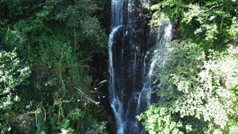 Drohnenaufnahme-Eines-Erstaunlichen-Und-Großen-Wasserfalls-Im-Wald-Im-Georgischen-Dorf