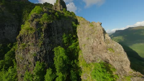 Drone-Navegando-Por-Los-Acantilados-Del-Emblemático-Le-Morne-Brabant