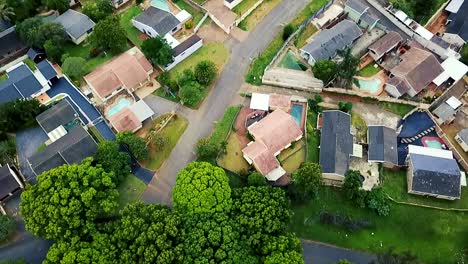 Luftaufnahmen-Einer-Drohne,-Die-über-Wohnhäuser-Mit-Blick-Auf-Eine-Viel-Befahrene-Autobahn-Mit-Fließendem-Verkehr-In-Einem-Vorort-Von-Yellow-Wood-Park-Durban-Fliegt