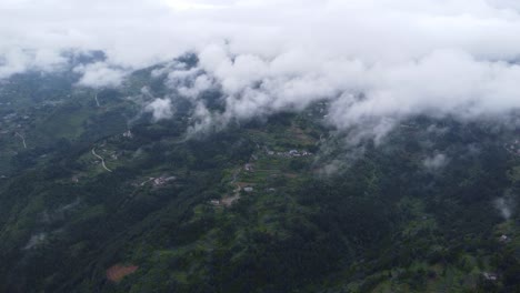 Pueblos-Y-Caminos-De-Montaña-Bajo-Las-Nubes.