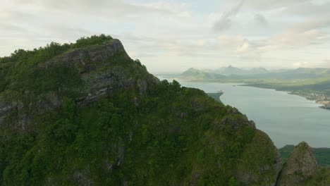 Orbita-Alrededor-De-La-Cima-De-Le-Morne-Brabant,-Mostrando-El-Paisaje-Detrás-De-él