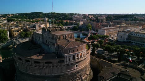 Increíble-Dron-En-órbita-Disparado-Sobre-El-Castillo-De-Sant&#39;Angelo,-Famoso-Monumento-Romano