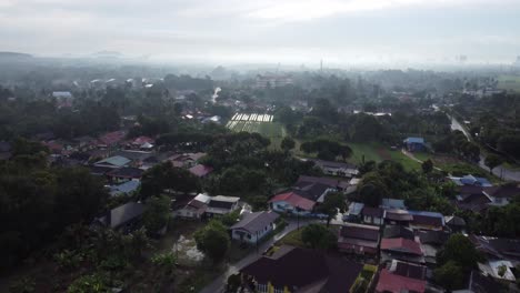 4K-Deone-Aufnahme-Zeigt-Asiatische-Dorfhäuser-In-Melaka,-Malaysia,-Mit-Einem-Nebligen-Horizont-Am-Nachmittag