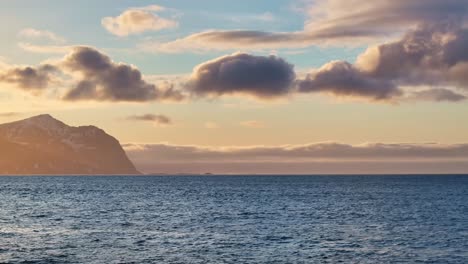 Vista-Aérea-Del-Hermoso-Paisaje-De-Las-Islas-Lofoten-Durante-El-Invierno