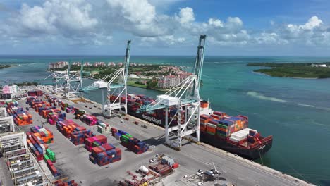 Buque-De-Carga-Hapag-lloyd-Atracado-En-El-Puerto-De-Miami