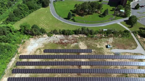 Una-Vista-Aérea-De-Muchos-Paneles-Solares-Grandes-En-Un-Día-Soleado