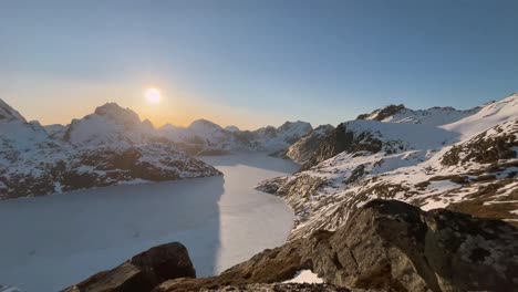 Vista-Aérea-Del-Hermoso-Paisaje-De-Las-Islas-Lofoten-Durante-El-Invierno