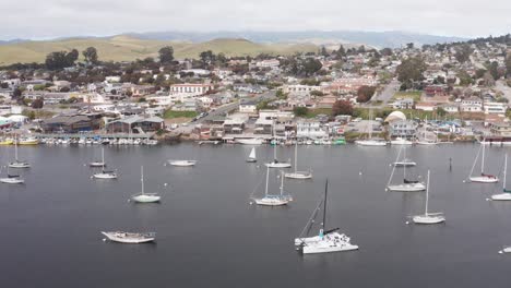 Toma-Aérea-Baja-Del-Embarcadero-De-Morro-Bay-Con-Veleros-En-El-Puerto-De-Morro-Bay,-California