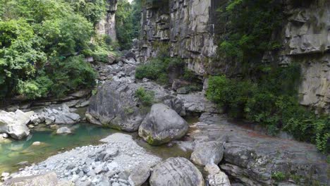 Using-drones-to-capture-streams-in-the-canyon