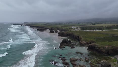 As-Catedrais,-Catedrales-Playa-Norte-De-España-Drone,-ángulo-Alto-Aéreo