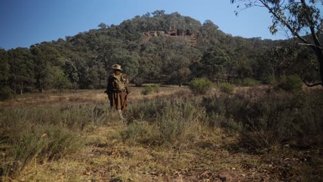 A-traditional-Australian-bush-man-walking-through-the-mountains-in-the-Australian-wilderness