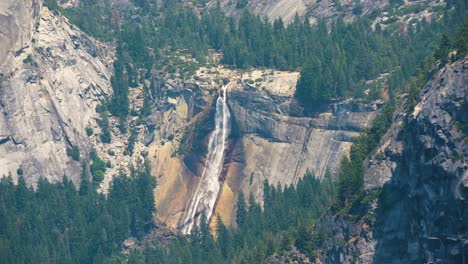 Zeitraffer-Eines-Wasserfalls-Im-Yosemite-Nationalpark-In-Der-Nähe-Des-Weltberühmten-Half-Dome