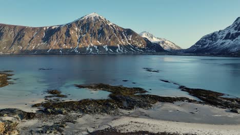 Vista-Aérea-Del-Hermoso-Paisaje-De-Las-Islas-Lofoten-Durante-El-Invierno