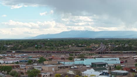 Vista-Aérea-Panorámica-De-La-Autopista-En-Rampa-Y-Patio-De-Trenes-En-El-Pueblo-Colorado